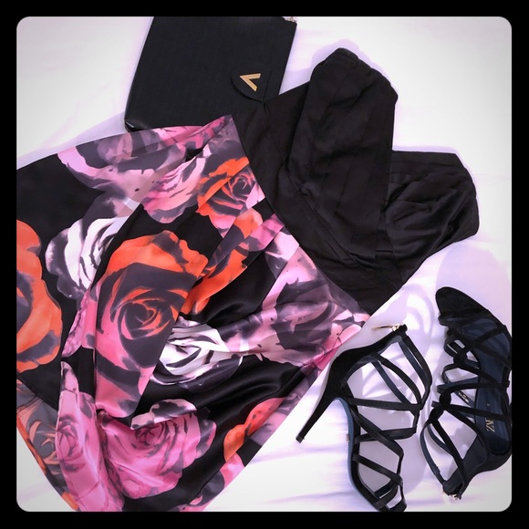 Dresses & Skirts - Cute mini party dress with floral print